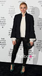 “海扁萝莉”科洛·莫瑞兹 (Chloe Moretz) 身穿泡泡袖白色上衣搭配Vintage款外套亮相香奈儿 (Chanel) 小黑外套伦敦摄影展开幕活动
