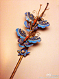 蝴蝶耳挖簪（Earpick-Hairpin decorated with butterflies，银镀金、翠羽、珍珠）。耳挖簪在明清时期普遍流行。此造型主题「花與蝴蝶」，絲編成簪首基底，其上加上蝴蝶金片，經由金属丝连接成形，蝶翅可微微颤动，配色白色深青，分外素雅。