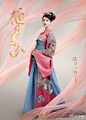 【#柜中美人#曝主演定妆照】一代帝王李涵，气宇轩昂、潇洒英伟，不仅有足智多谋的君王策略，更有信爱无悔的用情至深。在尔虞我诈的大明宫里邂逅命中注定的一对姐妹，且看深情霸道的一代帝王与两个绝美小妖的爱恨纠葛如何展开...@周渝民 @胡冰卿 @陈瑶Sebrina