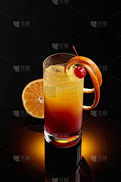 鸡尾酒龙舌兰日出在黑色反光的背景。