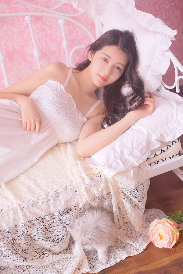 她和她的猫 - 暗梔|图虫 - 最好的摄...