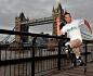 2011年9月7日，伦敦市中心，南非短跑运动员皮斯托瑞斯在伦敦塔桥拍摄写真，助阵9月8日的国际残奥日。