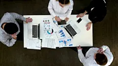 一群在办公室工作的商务人员接听电话