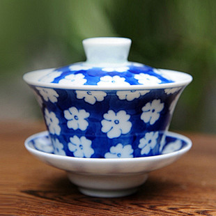 手绘青花冰梅盖碗，口径 10cm，高 8...