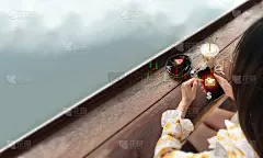 在一家咖啡店里，一位年轻的女士坐着。她的右手拿着手机，左手指着一个有商业图标的屏幕。自然风景作为背景