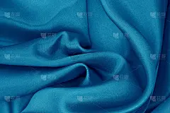 深蓝色面料纹理背景，细部有丝绸或亚麻图案。