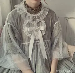 lolita装扮超话
卷关@AC人间制造局 和我
截团chou一位同kuan罩纱～

       小玫瑰
                        
今天的repo也是小玫瑰，和昨天罩衫的同名。感觉森系的op+罩纱是非常特别的搭配，像一个vintage doll的装扮，搭配上草帽，让人联想起夏天穿行在树林的小女孩✨ N【现货】！AC原创！{爱心罩纱}法式少女黑白灯...  ​​​​...展开全文c