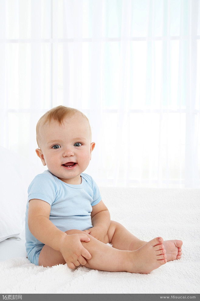 坐在白色地毯上的婴儿高清图片