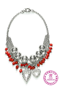 红珊瑚珍珠形状宝石点缀着充满异域风情项链，颇有中式喜庆气氛，是中式婚礼新娘首饰的上上之选。