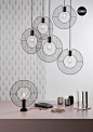 Suspension et lampe HELIOS, en métal filaire, équipées de câble textile. Pour plus de renseignements sur nos produits et pour connaître nos points de vente, vous pouvez nous écrire sur notre site internet à l’adresse suivante contact@corep.com