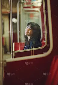地铁上的年轻女子