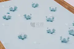 纯蓝色背景与纸星星在儿童风格。剪贴簿的模板。