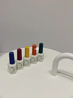 颜控美甲师的“甲油胶”们 : 我骄傲 这也太好看了吧 颜色都秋冬美甲店实用又常用的颜色 包装又喜气洋洋的～ ❤️想要get同款可以点开我首页的薯店哦～❤️ 可以霸气5色，也可以先入个尝个鲜～ 美甲师的经验分享 美甲师爱用物分享 甲