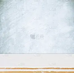 空的白色木桌在垃圾水泥墙，古董，背景，模板，产品展示蒙太奇