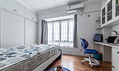 业主要求：简洁，层高尽量保持原层高，能不吊天花就不做，轻装修重装饰，对白灰、北欧、小美色系比较喜欢，希望厨房能大些，家庭主要是三人常住，父母偶尔来短住过冬。喜欢简单温馨的风格，北欧美式混搭都可，总之要明亮些，看上去要美美的。
设计说明：综合所有因素我们寻找一个共有的特质——简约+违和感，过于明亮的色彩会打破这里安静，不如就灰白相间，偶尔点缀并不鲜艳的粉和木色来，层次也分明。让陈设洗练一些，清减物品，心灵跟着也放空，不为杂物所累的生活才是“乐”境界