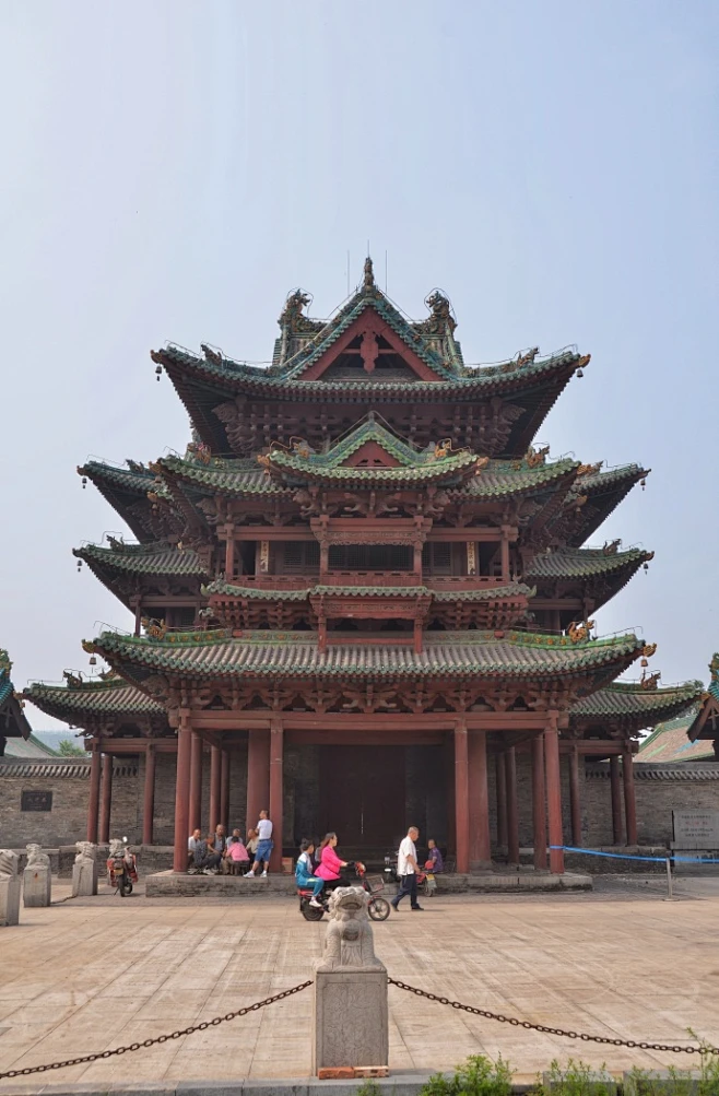 #穿越山西,发现三晋#【晋中介休祆(xiān)神楼】现存建筑为清康熙年间重建，距今300多年，楼高二层，高约25米，十字歇山顶，造型丰富美观 ...
