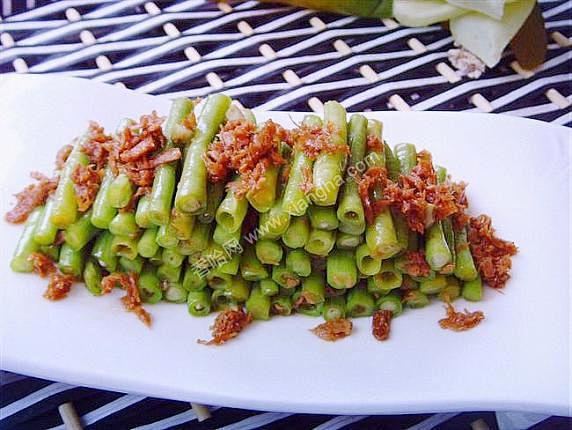 [酱拌豆角]用料：豆角、花生素肉酱、盐、...