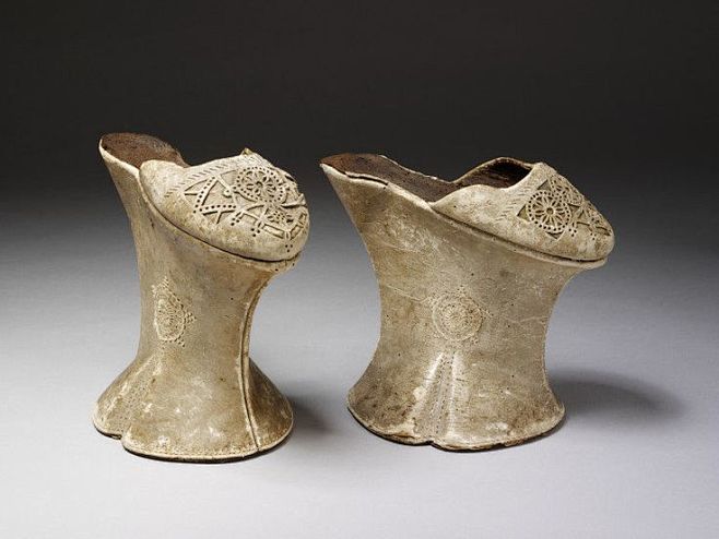 正常高度的【欧洲高帮鞋】,时间从16世纪.