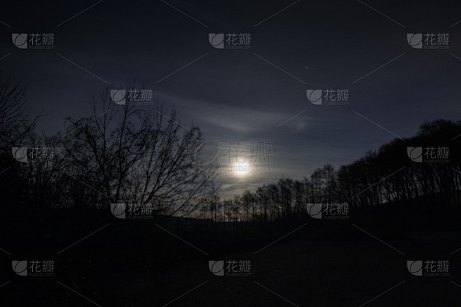 阴天夜晚的满月