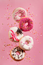各种装饰的甜甜圈运动落在粉红色的背景。图片素材-图片ID：165254846