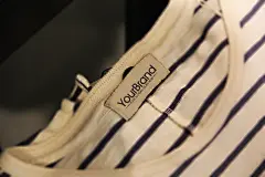 黑白条纹服饰挂牌样机