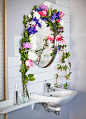图片中是浴室镜子周围的花环