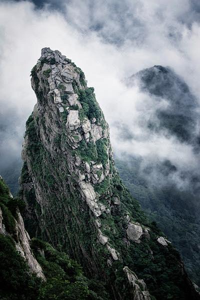  自然的石山险峰  