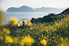 旅人妇女在海边的山营地休息。