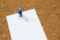 软木板背景上的空白白纸，用于提醒，做列表或新闻公告