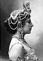 #老照片# 玛塔·哈里Mata Hari，1876年－1917年。是荷兰人玛格丽莎·赫特雷达·泽莱的艺名，20世纪初知名交际花，一战期间与欧洲多国军政要人、社会名流都有关联，最终在巴黎以德国间谍罪名被法军枪毙。玛塔·哈里传奇式的人生在西方世界有着很高的知名度，后世许多学者也致力于研究她的间谍身份，对当时的 ​​​​...展开全文c