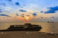 石桥在夕阳背景下，在泰国张岛特叻省