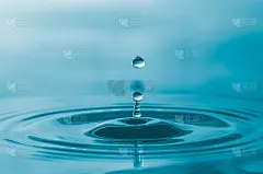 蓝色水珠落在水面上，形成蓝色背景的涟漪。