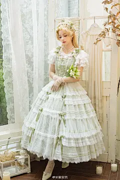 谢安然 阳光倾泻 午后小憩 粉色玫瑰 草绿色礼服
铃兰初开时，
晨色清浅，
光影如云烟浮动。
我会踏着朦胧光芒而来。