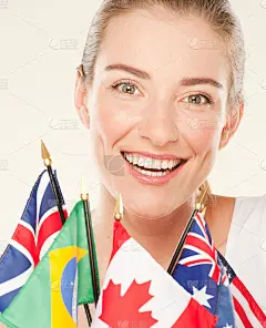 微笑的年轻女子拿着旗子