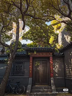 ​用AI设计的中国各大城市海报，创意很赞！ : 将中国的城市景观和名字相结合，设计出每个城市的海报。\x0a\x0a北京的长城、西藏的布达拉宫、厦门海滩、苏州的园林、三亚的海…这么一看，每座城市都有各自的气质！\x0a\x0a图片来源：小红书@AI幻想家