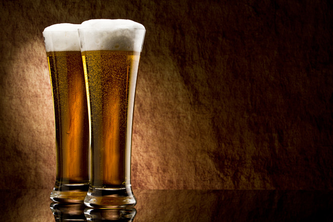 液体酒啤酒玻璃杯啤酒杯杯子里装满的啤酒饮...