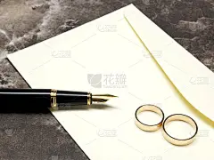 结婚戒指、钢笔和请柬信封