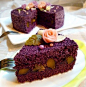 [] 黑米粉成熟后会变成漂亮的紫色，散发出浓浓的独特香气，中间是南瓜和葡萄干夹心，南瓜粒非常软糯，酸甜的葡萄干正好调剂了口感。 蒸好后，表面装饰上 以制作冰皮月饼面团的方法而制成的彩色玫瑰小花，就成了一款漂亮的、有特色的另类蛋糕！