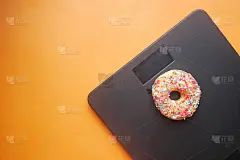 甜甜甜圈体重秤的背景是橙色