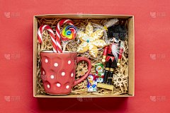 手工制作的爱心包，带有糖果、姜饼的季节礼盒，圣诞节装饰的个性化生态友好篮子，供家人、朋友、女孩感恩节