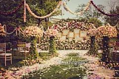 WeddingIsm婚礼主义【Victorian Garden】 By WeddingIsm婚礼主义 :   一抹艳阳，阳光下的撑着花朵儿伞的你，在我们的秘密花园，你在太阳底下冲我笑，我不停追逐，时间静止，我紧扣你的手，那是幸福。