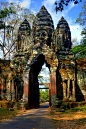 The south gate to Angkor Thom khmer temple, Cambodia (by Adam_Inglis).