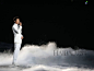 张东健亮相2014仁川亚运会开幕式，身着白色西服套装绅士儒雅！