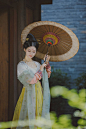 #古装摄影##古风小姐姐#
古院闭松色，入门人自闲。
客念蓬梗外，禅心烟雾间。
出镜：藜若瑾
摄影：苑小嘉  
妆造：桑纈  