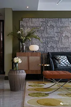 这位公认的配色高手，又要带火这个惹眼新颜色了！ : Chinoiserie，法语，意即中国风。但与传统源于中国的中国风不同，Chinoiserie 是浪漫的幻象，是 18 世纪欧洲人臆想出来的「中国风」。今天，我们要介绍的这个家，就是典型的 Chinoiserie 风格。屋主@桔桔茶找到好…