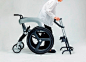 EPICURSUS是一款集轮椅和助行器功能于一体的设计，旨在解决老年人在户外康复过程中遇到的困难。在该设计中，交换了前后轮以改善结构和用户体验，并使用助行器的部件代替了轮椅的传统脚踏板。这种设计还可以更轻松地克服障碍。此外，还包括可拆卸的配件，以方便老年人的沟通和社交互动。这样的设计为老年人提供了更多的自由和便利，同时也促进了他们的康复。
