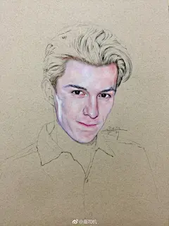 彩铅人物肖像：Tom Holland（荷兰弟）
绘画材料：八开Strathmore暖棕彩铅纸 三副霹雳马彩铅
终于画了你们喜欢的小蜘蛛（我最喜欢蜘蛛侠！）每次绘画过程中我会在朋友圈分享许多绘画的知识点 感兴趣的朋友加我V（见评论）
唐司机手绘U蜘蛛侠：英雄归来 ​​​​...展开全文c