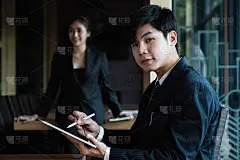 商务顾问使用数字平板电脑和商务女性在办公室工作的背景。会计、财务、税务概念。