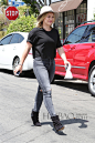 当地时间8月19日，甜美辣妈希拉里·达芙 (Hilary Duff) 身穿破洞牛仔裤配简洁T离开西好莱坞的一家餐厅。