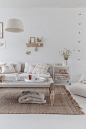 Riviera Maison - ELLE INTERIEUR : Wat een prachtige nieuwe voorjaarscollectie heeft Riviera Maison voor 2019. In mijn huis een super combi van het prachtige daybed en vloerkleed.
